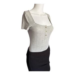 Women’s medium light gray short Sleeve bodysuit ribbed, button details​